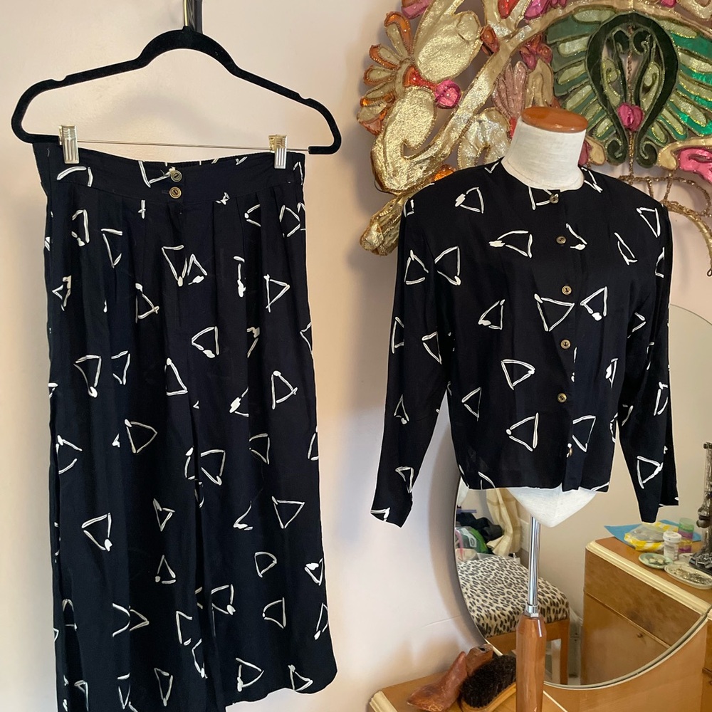 Elegant Black and White Culottes and Top Made of Rayon Size 10